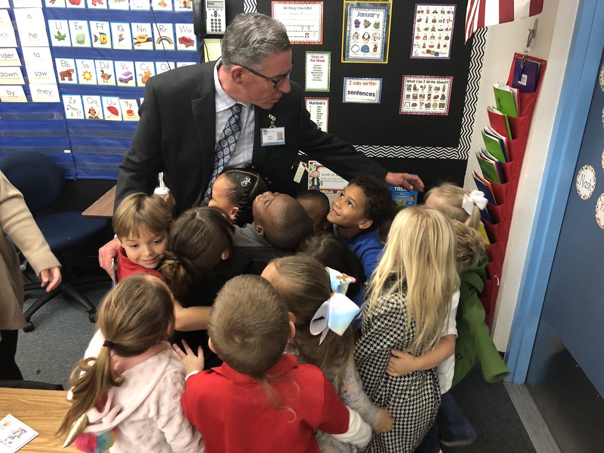 OrmondBeachElem's tweet photo. OBE was blessed today with many guest readers to help us to celebrate literacy! The students loved hearing stories from @jrussell_t @CarlPersis @spersis and members of Ormond Beach Kiwanis! #ObeistheplacetOBE #vcsliteracy https://t.co/BAhbfiNEJy