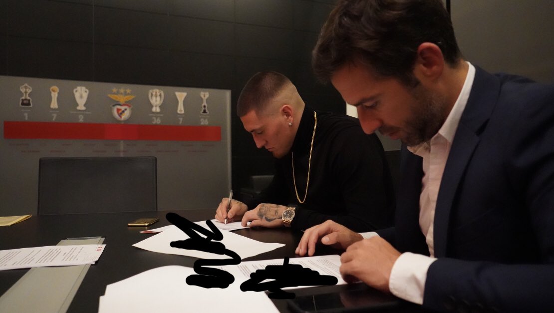 SantistebanAle's tweet photo. OFICIAL: Nuestro representado #nicocastillo firmando su nuevo contrato con el @ClubAmerica 🦅🇲🇽minutos antes del cierre de mercado @SLBenfica ⏳📝👏✨ https://t.co/NxgFvMlR3R