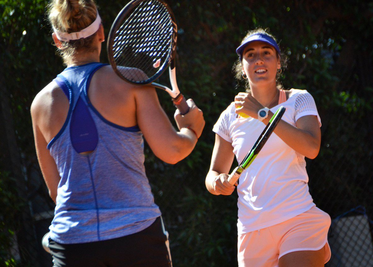 AATenis's tweet photo. 🔥 ¡El equipo🇦🇷 de @FedCup puso primera con una jornada a doble turno! 
Bajo la dirección de la nueva capitana @mercedespaz2001, @VictoriaBosio, @CatalinaPella, @lucerotenis y @JazOrtenzi realizaron ejercicios físicos y de juego💪 en singles y en dobles, en el @buenosairesLTC. https://t.co/MnofnnqYaB