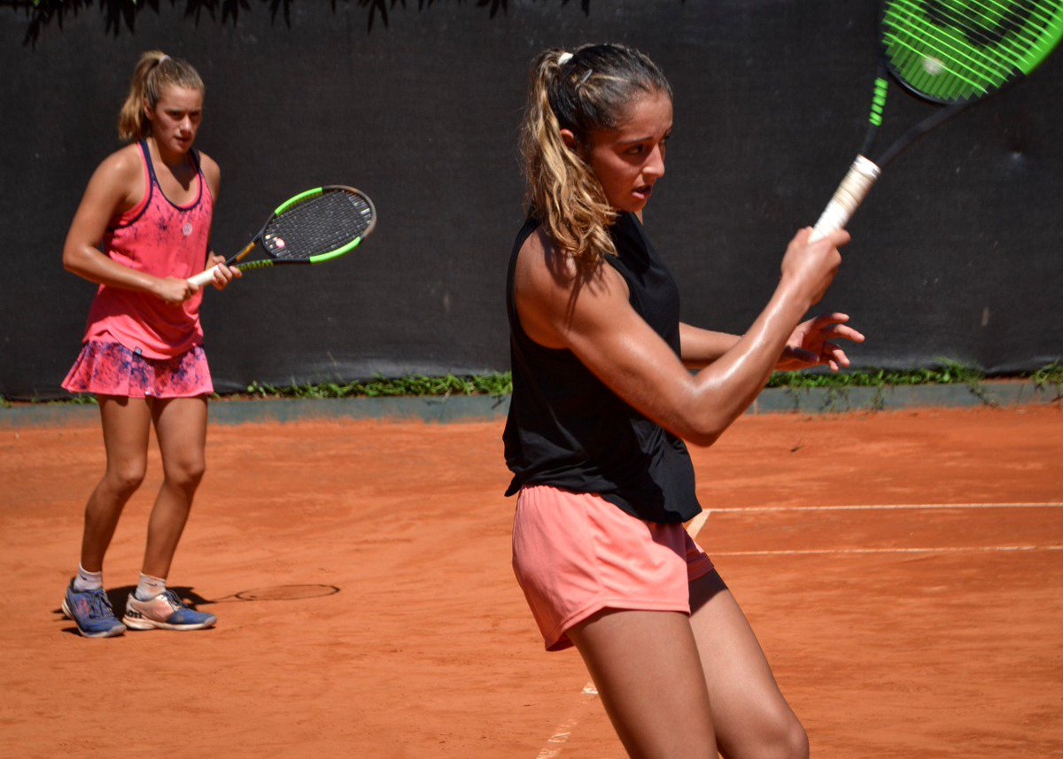 AATenis's tweet photo. 🔥 ¡El equipo🇦🇷 de @FedCup puso primera con una jornada a doble turno! 
Bajo la dirección de la nueva capitana @mercedespaz2001, @VictoriaBosio, @CatalinaPella, @lucerotenis y @JazOrtenzi realizaron ejercicios físicos y de juego💪 en singles y en dobles, en el @buenosairesLTC. https://t.co/MnofnnqYaB