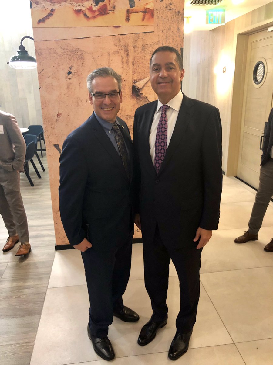 AlfredSanchez58's tweet image. 🌇 @peebles_don  addresses @MiamiChamber #DevelopersForum at beautiful #XMiamiApts a #SharedLiving lux high rise. #SharedEconomy continues to change how we #liveworkplay. @Uber idea has spread to homes, work space, cars & planes to maintain standard of living more affordably.