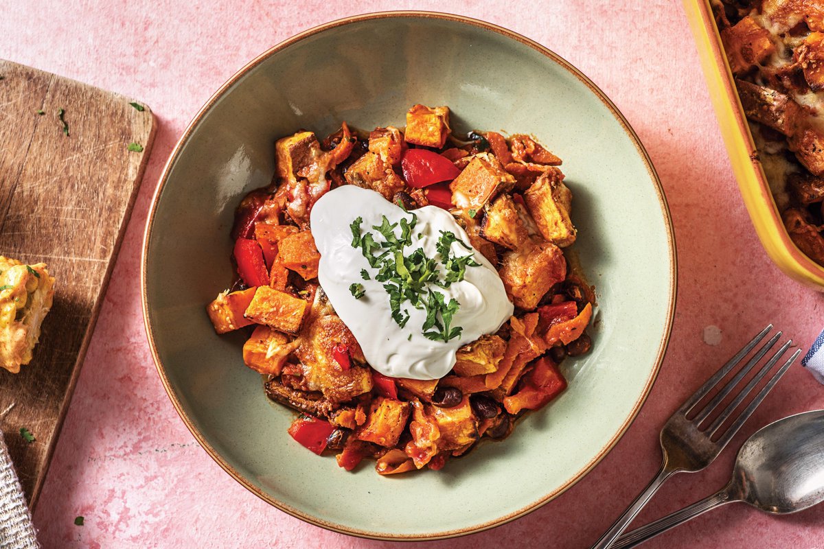 We've packed this with classic Mexican flavours, with a spicy kick for keen beans! The rich black bean chilli is topped with tender cubes of sweet potato and scattered cheese. Try our technique for smokey corn on the cob; one bite and you're hooked! ›› hellofr.sh/2e7