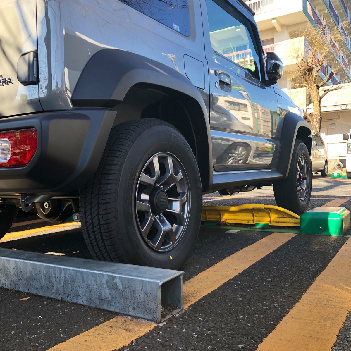 ジムニーシエラ、車高が元々高いので、コインパーキングのロック板が全然触ってないw