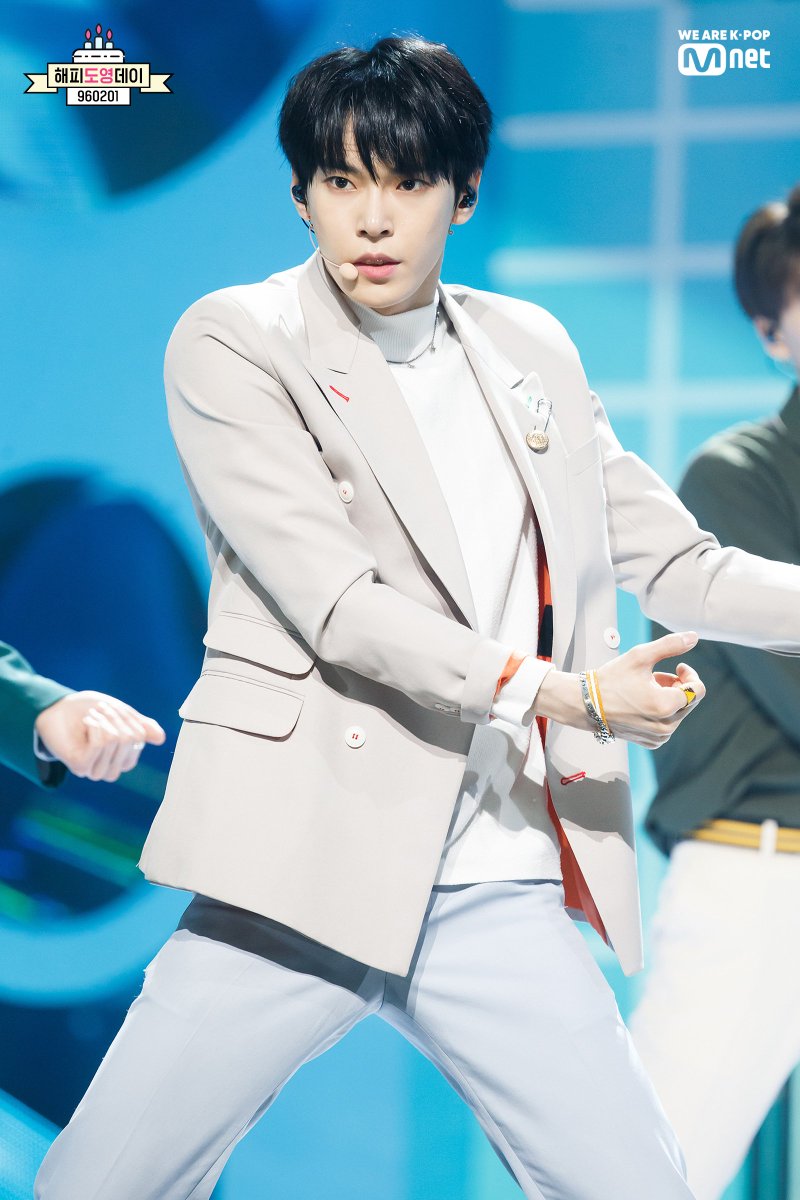 Mnet_Chat's tweet photo. 🎂NCT의 소중한 토끼완댜🐰
#도영 의 생일을 축하합니다!
Happy birthday to Doyoung!

#HAPPYDOYOUNGDAY
#쓰앵님_도영이_생일축하_해야돼요 
#도영아생일축하해
#NCT #NCT127 #도영 #DOYOUNG https://t.co/nLvgRnTzhZ