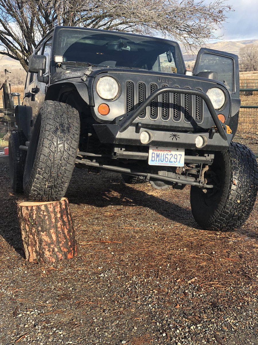 4wheelsnlockers's tweet photo. Phil sucks at choppin wood! #Jeep #jeeplife #trailrig #foxshocks #warminup #outside https://t.co/O2yIm4IIOC