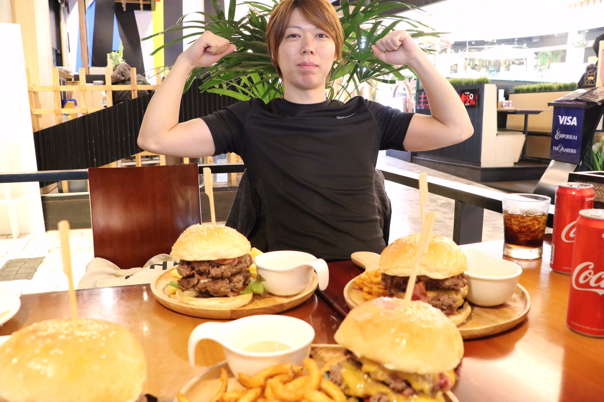 けーすけ パーソナルトレーナー On Twitter 10 000キロカロリーを1日で摂取する というチャレンジを マナブさんと Manabubannai 挑戦しています 僕が普段筋トレをしているのは 基礎代謝上げて 少しくらい 食べても太らないようにするため さっそく