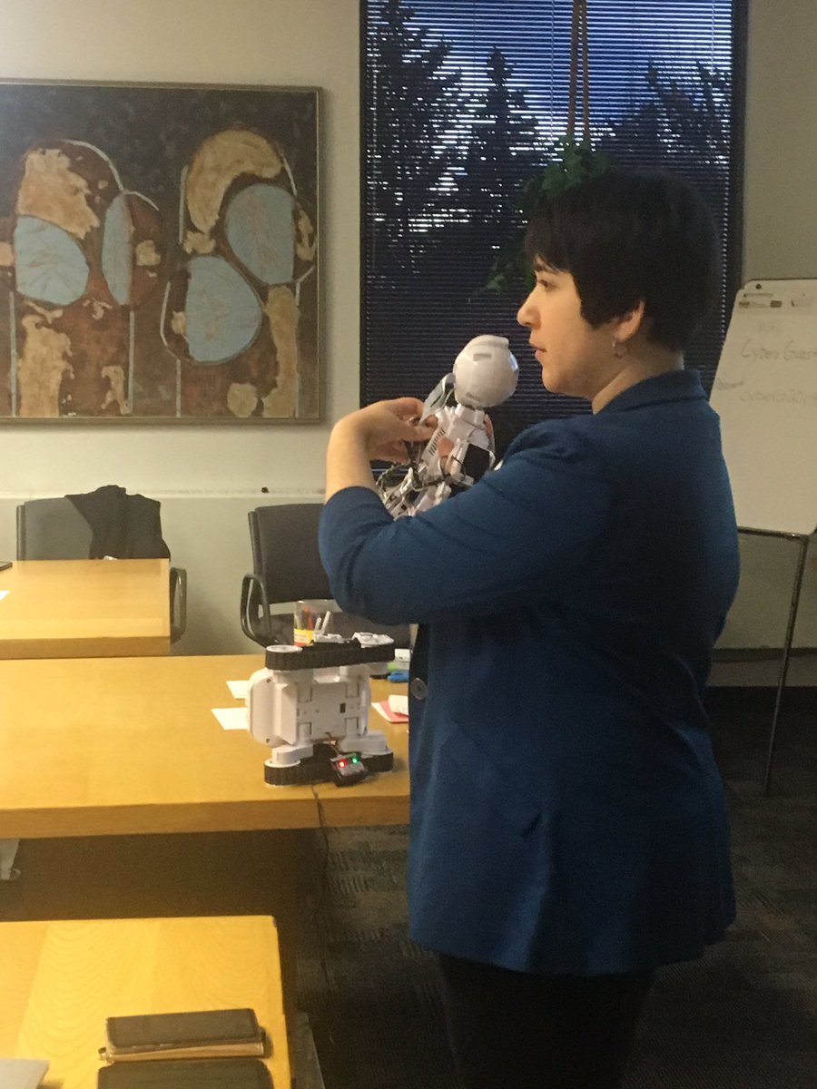 MindFuelca's tweet image. Here is Emily from @EZ_Robot doing a #codinghardware demonstration! #STEM #STEMed #MFSTEMFutures