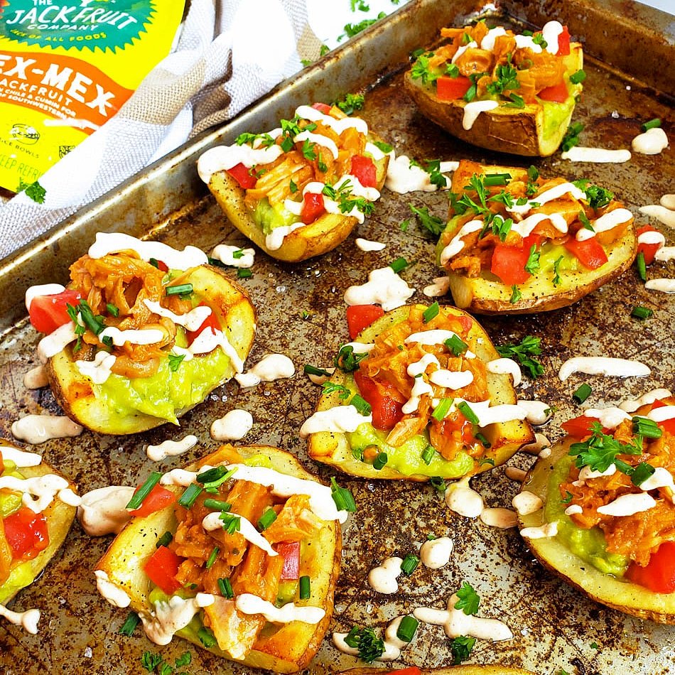BeautifulEandT's tweet photo. I wanted make a #gameday appetizer that was a little bit healthier & vegan-friendly, so I decided to make these Vegan Tex-Mex Loaded Potato Skins, featuring @TheJackfruitCo found @WholeFoods #FiberFull #KnowJack
For the recipe, just click the link below!
https://t.co/oQwiinLDc8 https://t.co/1IajRQYPdi