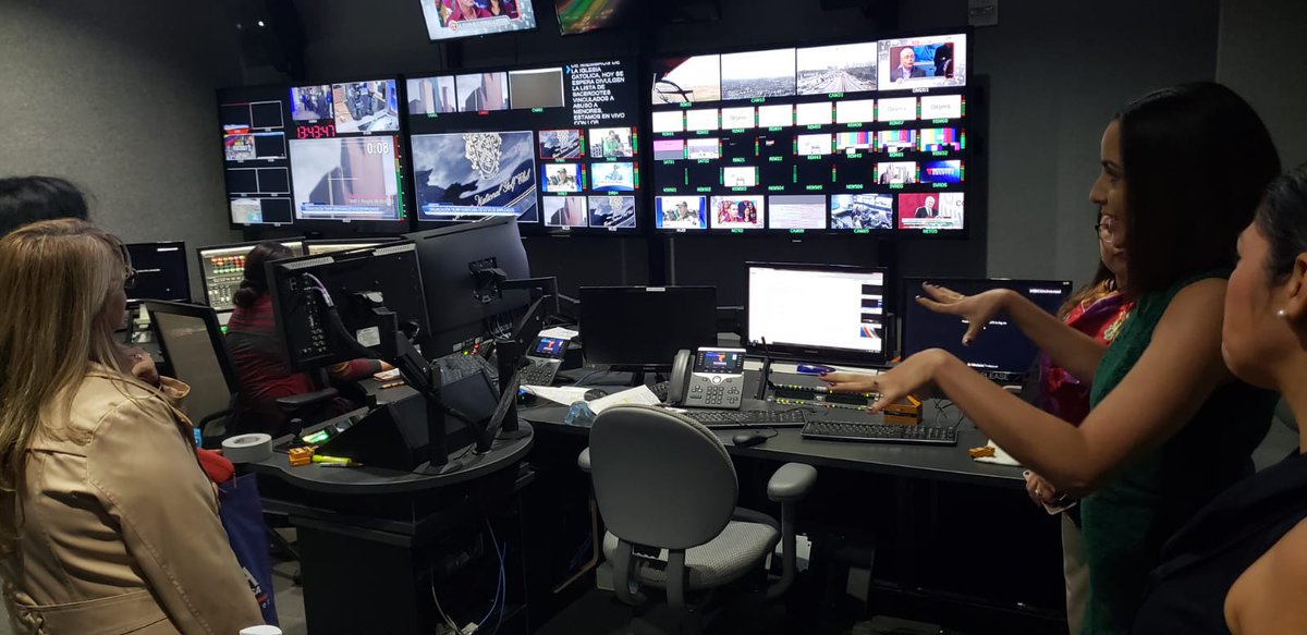 HAHMPonline's tweet photo. Surprise! Pedro Rojas @projas_p was in Houston today &amp; joined us at @TelemundoHou instead of skype for today's #HAHMP meeting. Insightful experiences on reporting from the border, topic of caravans, "no man's land" &amp; beyond. 🗣📰 Gracias @CrystalKTMD @1309fm for the station tour! https://t.co/gpLWaL3pMu