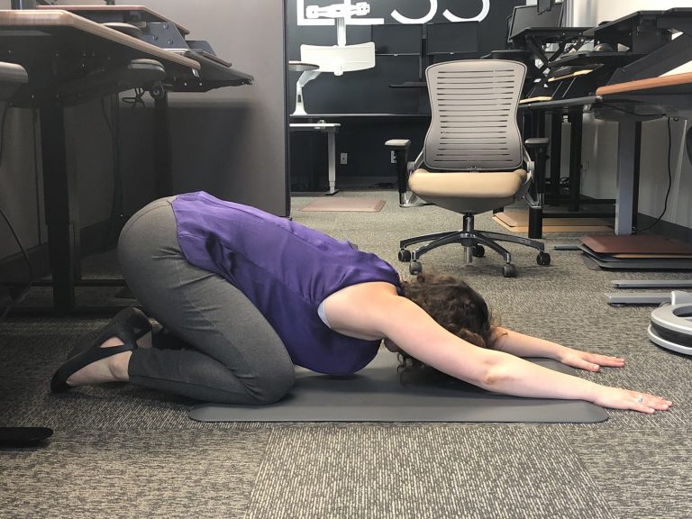 iMovR_Office's tweet photo. Here are a handful of stretches that can be done in an office setting to prevent and relieve pain at your standing desk: https://t.co/xnFeAxwMb9 #desk #office #officelife #cubicle #workwhilewalking #posture #officefitness #stretching #exercises #jointpain #health #wellness #imovr https://t.co/LCPJzJog2K