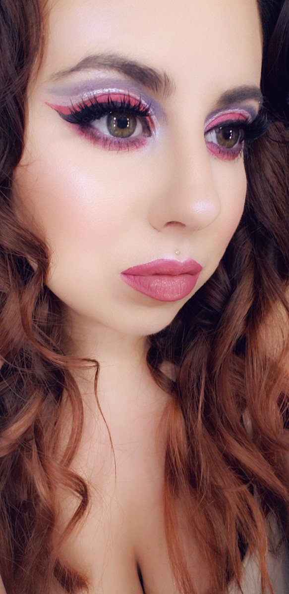 ashemnicole's tweet photo. #natashadenona #lilapalette #grandemascara #legendary #stila #seasiren #prettyvulgar #theink #nyxcosmetics #amethyst #ofraxnikkietutorials #spacebaby #makeuprevolution #concealanddefine #katvond #shadeandlight #flowerbeauty #warmhibiscus #fentybeauty #uncuffed #tatchasilkcanvas https://t.co/r9ac7oKKSC