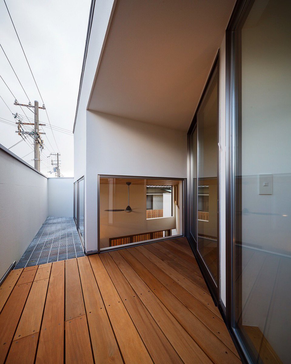 一級建築士事務所haus En Twitter Haus Kaap 2階子供室にはウッドデッキのバルコニー がありますが 奥はリビング上部の窓拭き用としてグレーチング 溝蓋 の床としています 建築 建築家 家 家づくり デザイン バルコニー ウッドデッキ Architect