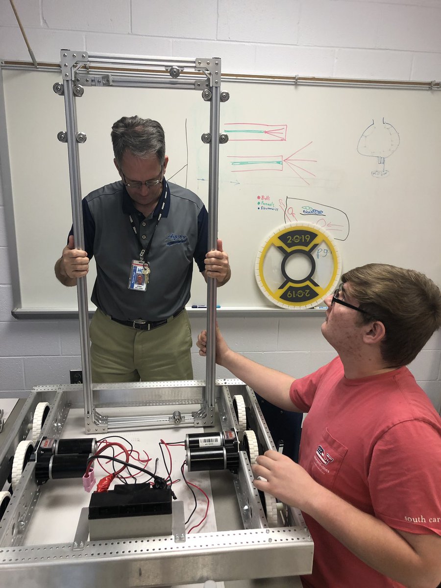 aynorrobotics's tweet image. Lift assembly in progress...