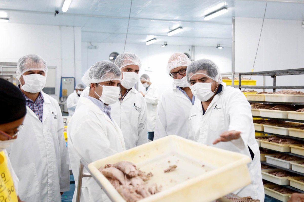 Produccion_Ecu's tweet photo. MANTA | Viceministros de: Acuacultura y Pesca, @GuidoFerrettiEc, y de Industrias, @Yparreno, realizaron recorrido por la empresa pesquera #Tecopesca, con el objetivo de conocer la cadena productiva 🎣 que se comercializa en el exterior. https://t.co/Gzh6V84nNc