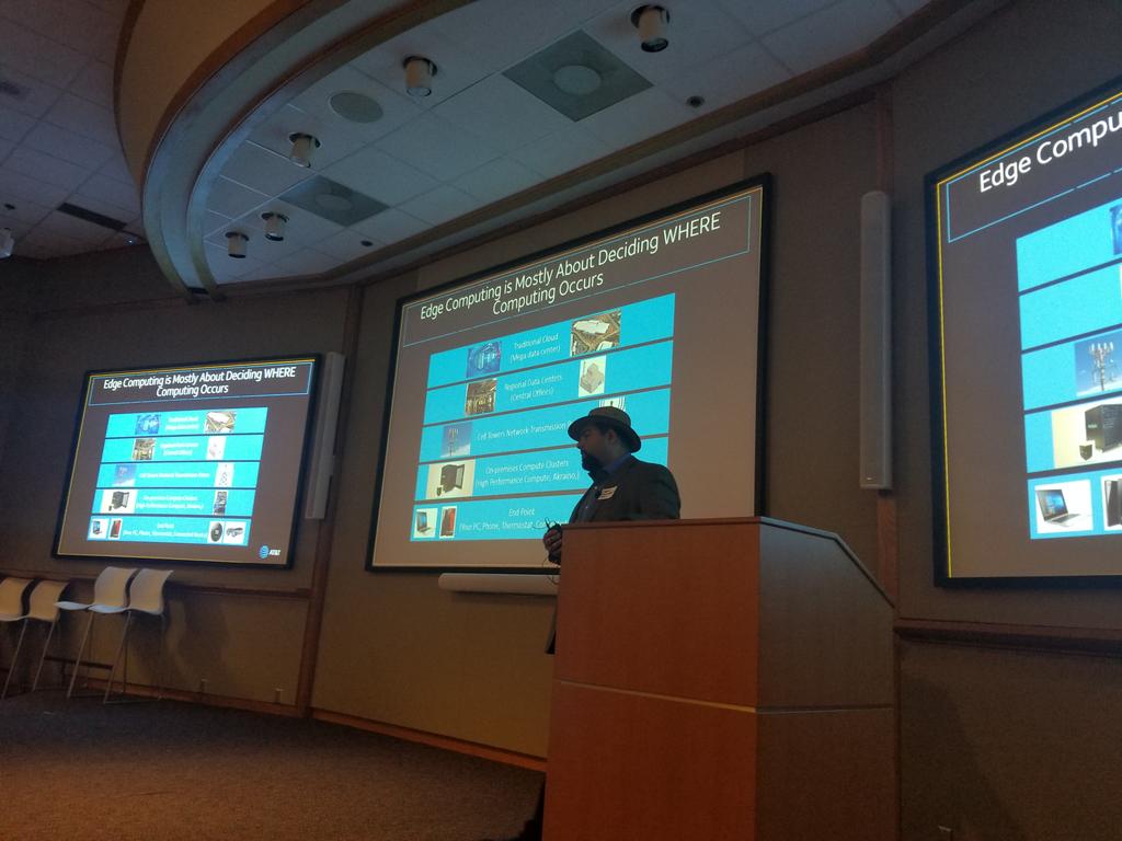 sujatatibre's tweet photo. Edge computing is deciding where the compute occurs #att #EdgeComputing #ootbnd #IamIntel https://t.co/C7n2PcGlEp