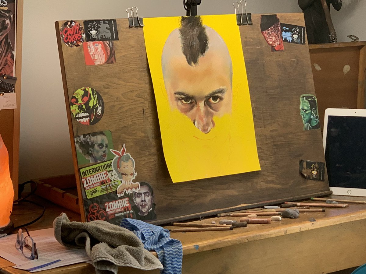 ChantalHandley's tweet photo. Always love seeing my work at this stage! Maybe I’ll do a series of half finished portraits!? 😁🖤🖤 #wip #travisbickle #taxidriver #robertdeniro #martinscorsese #sociopath #deniro #robert #psychopath #youtalkintome
#bickle #workinprogress #art #pastelartist #workinstudio https://t.co/zzSP5zgnhS
