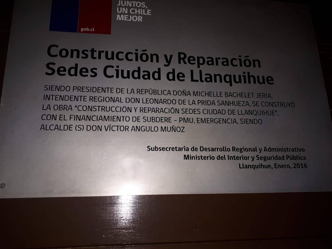 AndreaTarzijan's tweet photo. @HarryJurgensen @sebastianpinera @GobiernodeChile @moploslagos @FRYARQUITECTO @LeticiaTOK @jorgemorenooyan @mbienesLosLagos @FrutillarMuni @jafontaine Sede social de Villa Federico Werner en Llanquihue. Impulsada por mi siendo concejal,  con financiamiento y gran colaboración de @SubdereLosLagos con Vásquez de Alcalde en Piñera 1.  Resultado... vean la placa. Da lo mismo. Las obras son de la gente. https://t.co/seh47qjCDk