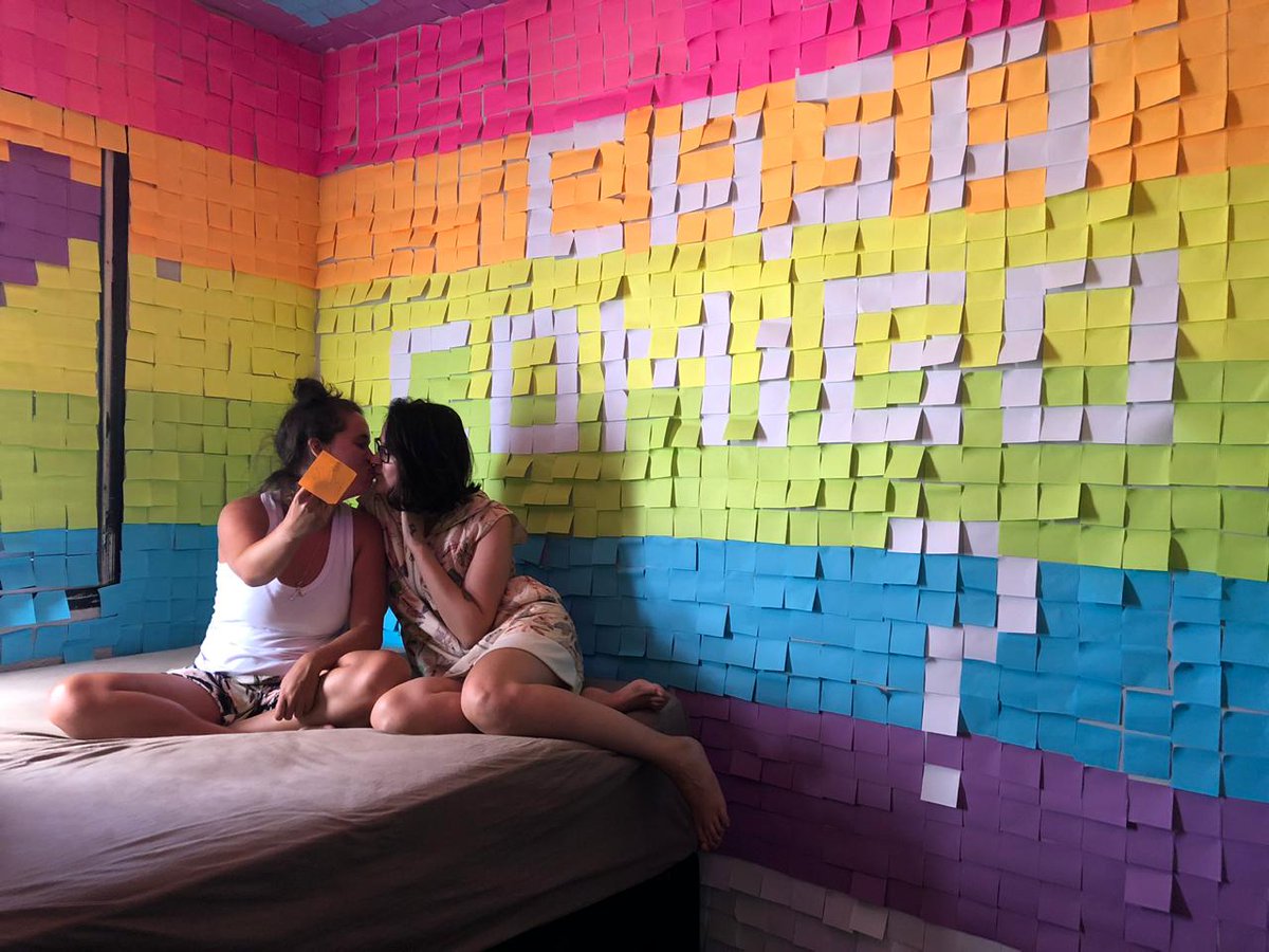 skysrosa's tweet photo. Parem TUDO que estão fazendo pra ver o pedido de casamento da minha irmã e minha cunhada.

O pedido mais gay já feito! 💙💚💛💜❤️ https://t.co/Bna2kIH0py