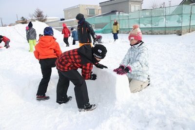 モモちん 遠別町公式 子どもチャレンジ教室があったよ イグルー 雪のブロックを積み重ねたかまくら 作り体験楽しそうだね モモちんもかまくら入ってみたかったな 遠別町 モモちん イグルー かまくら 子どもチャレンジ教室