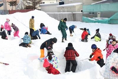 モモちん 遠別町公式 子どもチャレンジ教室があったよ イグルー 雪のブロックを積み重ねたかまくら 作り体験楽しそうだね モモちんもかまくら入ってみたかったな 遠別町 モモちん イグルー かまくら 子どもチャレンジ教室