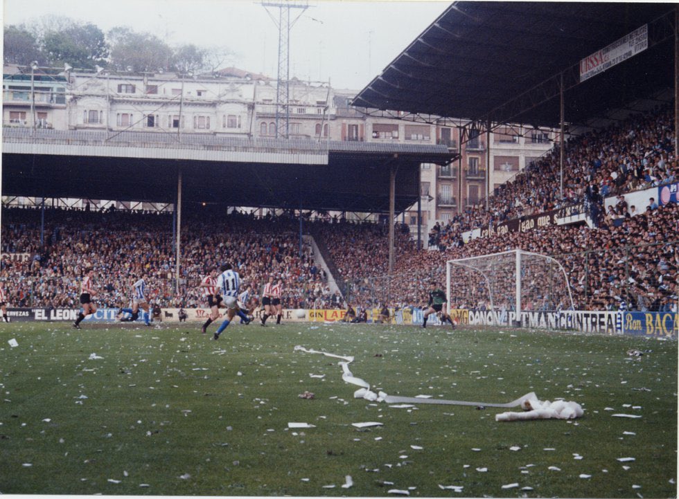 FOTOS HISTORICAS O CHULAS  DE FUTBOL - Página 6 DySYQkxXgAIThLa