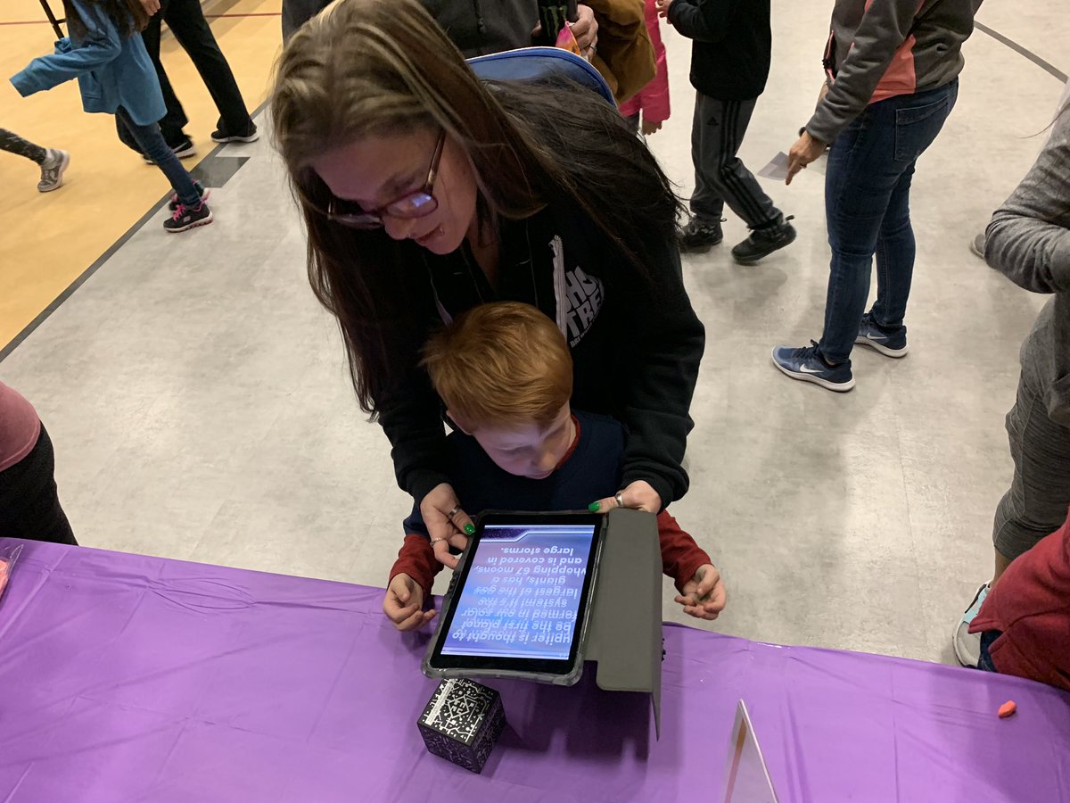 STEAM night @Pheart_ES Amazing event for #TeamSISD’s students and parents! #spheros #mergecubes #nearpod #vrfieldtrips #virtualreality