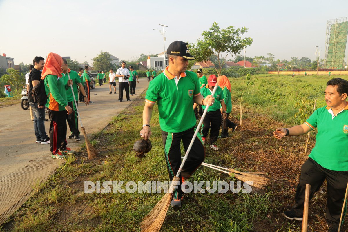 Betapa pentingnya kita menjaga &amp; mengelola kebersihan sehingga manfaatnya dpt dirasakan masyarakat. Pesan Bupati HM Tamzil dlm apel sekaligus kerja bakti &amp; Penanaman Pohon di Balai Jagong pagi ini (1/2). Acara diikuti Wabup HM Hartopo, Sekda, kepala OPD &amp; ASN di lingkup Pemkab.