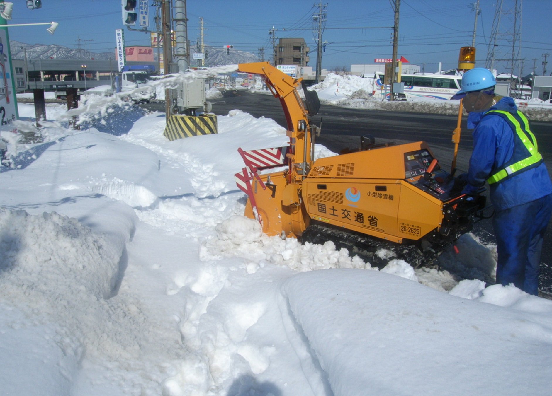 Twitter 上的 国土交通省 福井河川国道事務所 働く車をご紹介 雪道編 第7回 小型除雪機 歩道の雪かき をして 歩行者が歩きやすくします 小型除雪車と違って 人が機械を押して除雪します 小型除雪車が入れないせまい幅の歩道でも活躍しています 雪道福井