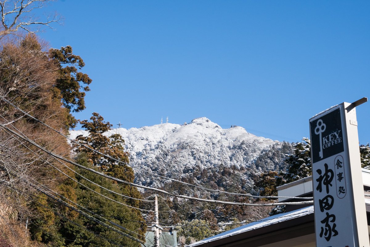 ট ইট র 筑波山 神田家 筑波山の山頂は青空に雪の白が映えて綺麗ですねぇ W ちなみに筑波山神社周辺の道路に関しましては特に問題ございません 大鳥居までの道路にはまったく積雪はなく 大鳥居をくぐって当店までの短い区間だけが路面凍結により滑り