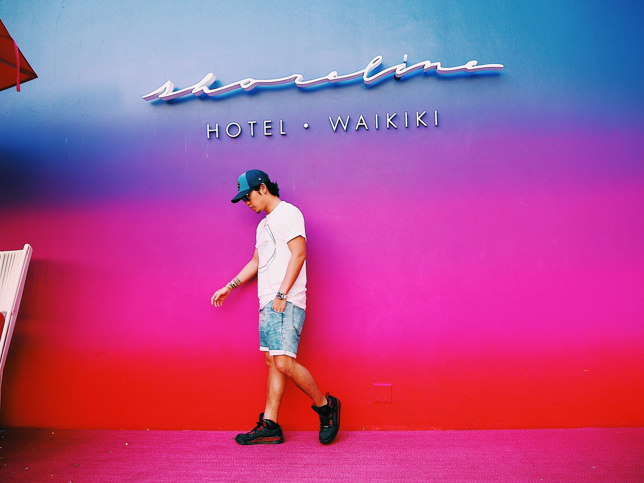 Kai Shoki ハワイ散歩 してたら色味激しい壁が現れて これは ハワイのインスタ映えスポット や と 思い Hotelwaikiki の上の筆記体的なやつはなんて書いてあるか分からなかったです ハワイ旅行 海外旅行 ハワイ旅 ハワイ観光