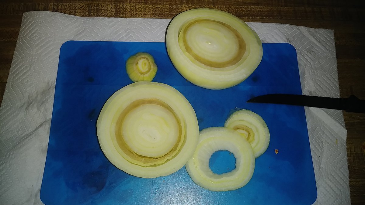 DonovanPresents's tweet image. I went to cut into this sweet yellow onion and this brown ring went throughout the bulb. I just bought it earlier today @WinCoFoods . Is this bad and should I report this to somewhere? #OnionProblems