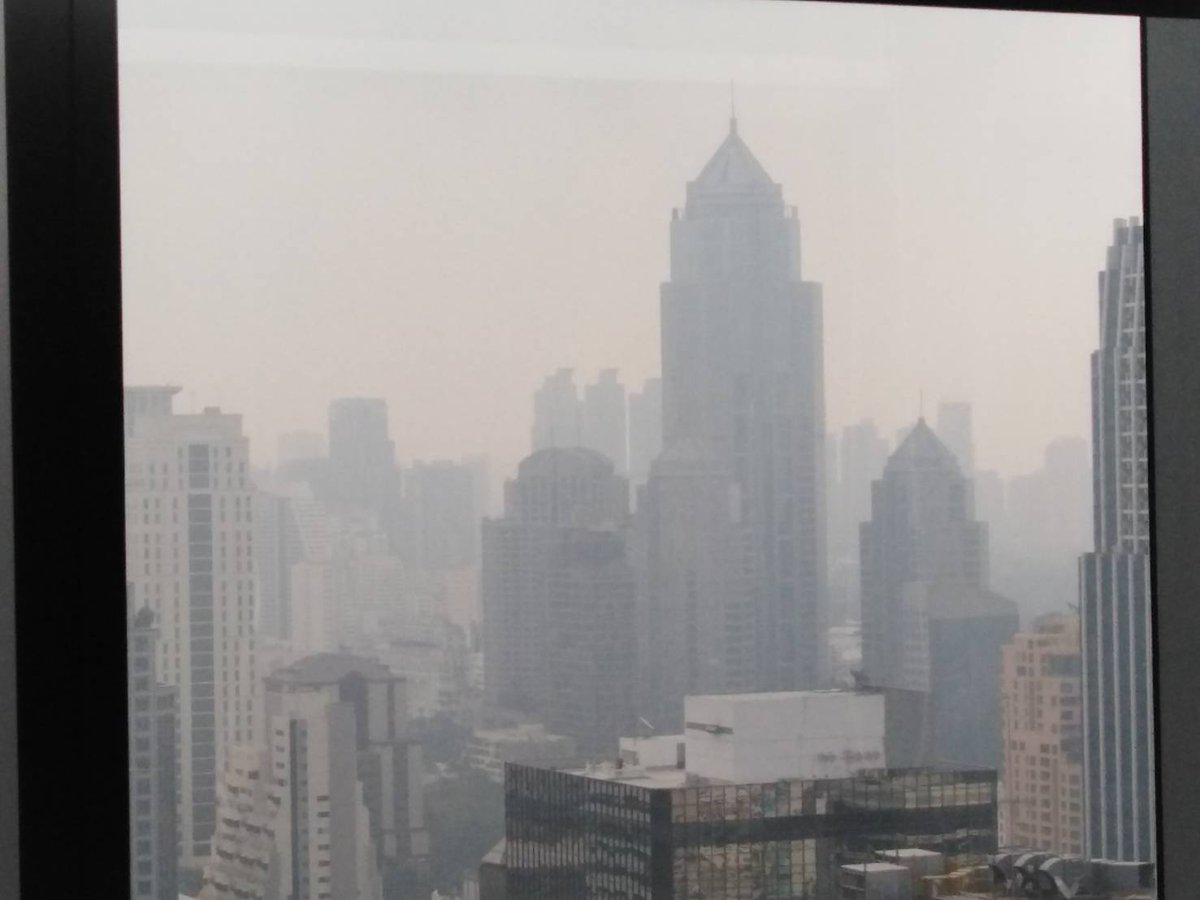 loogplanoy's tweet photo. โอ้กรุงเทพเมืองฟ้าอมร ณ.ชััน 35 #BangkokSmog  #PM25 https://t.co/tBwcp7SnWk