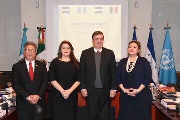 CancilleriaHN's tweet photo. La canciller @Mdaguero17 , participó hoy en la reunión de cancilleres de #ElSalvador, #Guatemala, #Honduras y #Mexico, para abordar temas sobre el #ProgramaDesarrolloIntegral, el cual permitirá trazar una estrategia para mitigar el fenómeno de la migración irregular. https://t.co/JaDoGm1xVW