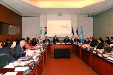 CancilleriaHN's tweet photo. La canciller @Mdaguero17 , participó hoy en la reunión de cancilleres de #ElSalvador, #Guatemala, #Honduras y #Mexico, para abordar temas sobre el #ProgramaDesarrolloIntegral, el cual permitirá trazar una estrategia para mitigar el fenómeno de la migración irregular. https://t.co/JaDoGm1xVW
