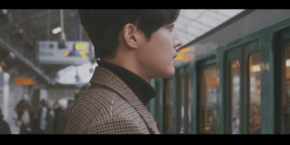 allkpop's tweet photo. Kim Hyun Joong asks 'Why' in solo comeback MV teaser
https://t.co/1ObEuvcPIp https://t.co/WhJXB7ITJ4