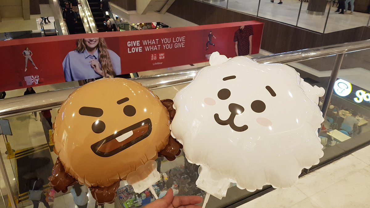 YoonJinnie85's tweet photo. New BT21 pop up store with free balloons for first 500 customers.
Me: FREE BALLOONS!!! #ShooJ โค
Thanks to my cousin who helped me get Shooky because they only allow one balloon per person. https://t.co/h6R3HiT0cp