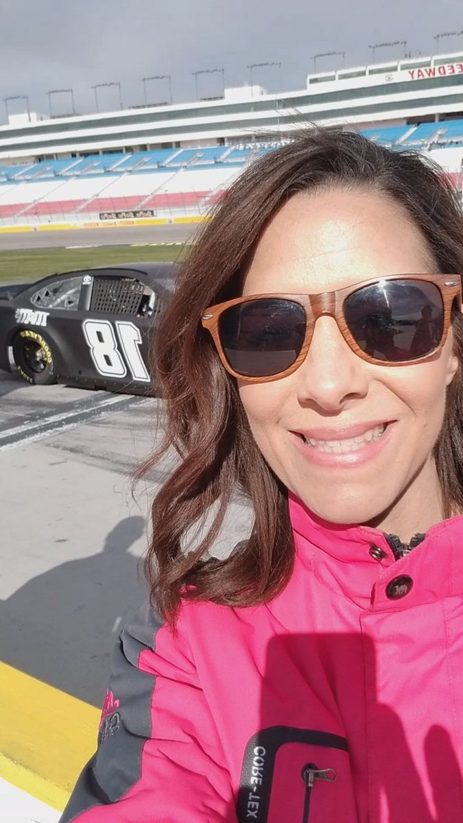 Chelle_Raynor's tweet photo. Selfies at the track ππ #LVMS #nascar #nascartesting https://t.co/WuQjiCx9nX