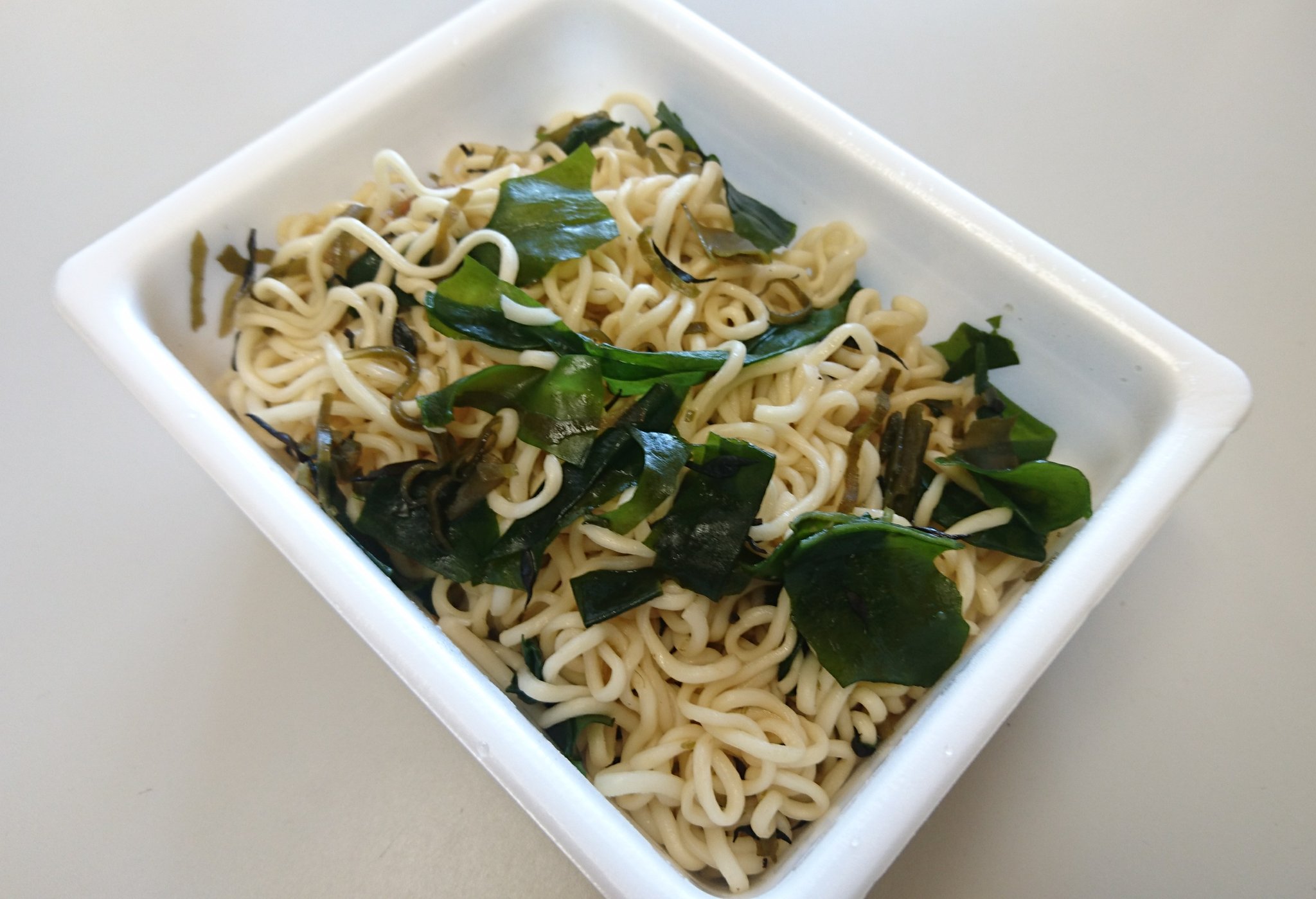 射水 本日の 昼飯 ペヤングスカルプdやきそば 塩味 で あっさり 美味い ランチ カップ麺 カップ 焼きそば 焼きそば 塩焼きそば ヌルヌル塩味 ヌルヌルは感じない 男たちよ立ち上がれ ペヤング スカルプd まるか食品 髪に不安はない