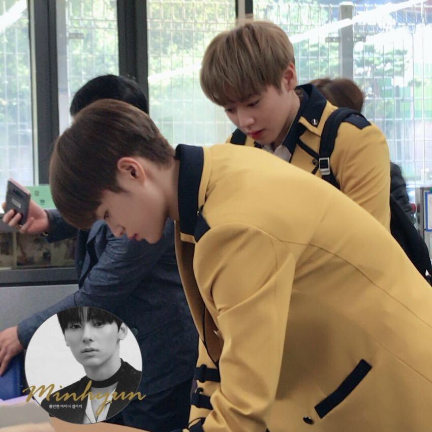 DAEHWI_TH's tweet photo. [PIC] 📸 190201 น้องแดฮวีกับพี่จีฮุนในชุดยูนิฟอร์มของ School of Performing Arts Seoul (SOPA) ค่ะ โดยวันที่ 15 กุมภาพันธ์นี้ เจ้าตัวเล็กจะมีพิธีจบการศึกษานะคะ 👨🏻‍🎓💘👏🏻

🔗: https://t.co/5KMiC0M2w6
🔗: https://t.co/fwmxMOCfNG 

#DAEHWI #LEEDAEHWI #이대휘 #BNMBOYS https://t.co/r2dXdRyOQl