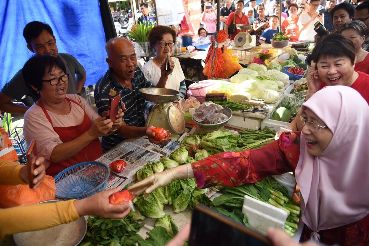 טוויטר Dr Wan Azizah Ismail בטוויטר Saya Cukup Bertuah Hari Ini Kerana Dapat Bertemu Dan Beramah Mesra Dengan Rakyat Di Pasar Pagi Pandan Perdana Dan Taman Muda Sambil Mengedarkan Limau Sempena