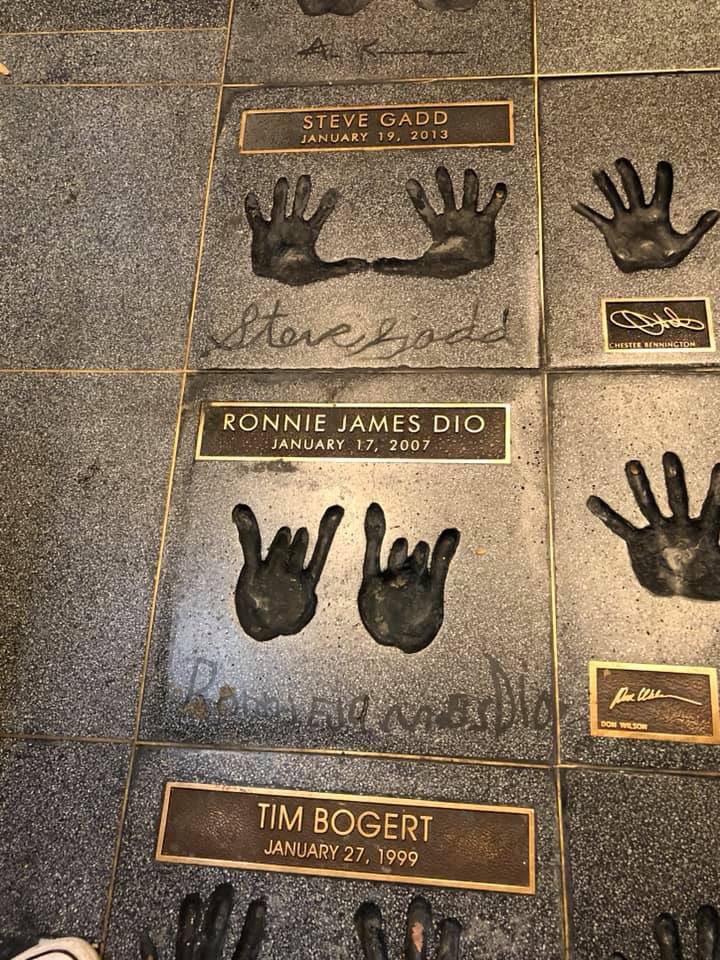 mrjava's tweet photo. Hey @yachtrock, TIL @DrSteveGadd ‘s hands are archived at the Sunset Strip @guitarcenter ! #TouchTheMagic (Pic from April @bccsi) https://t.co/XkRYxLrlQk