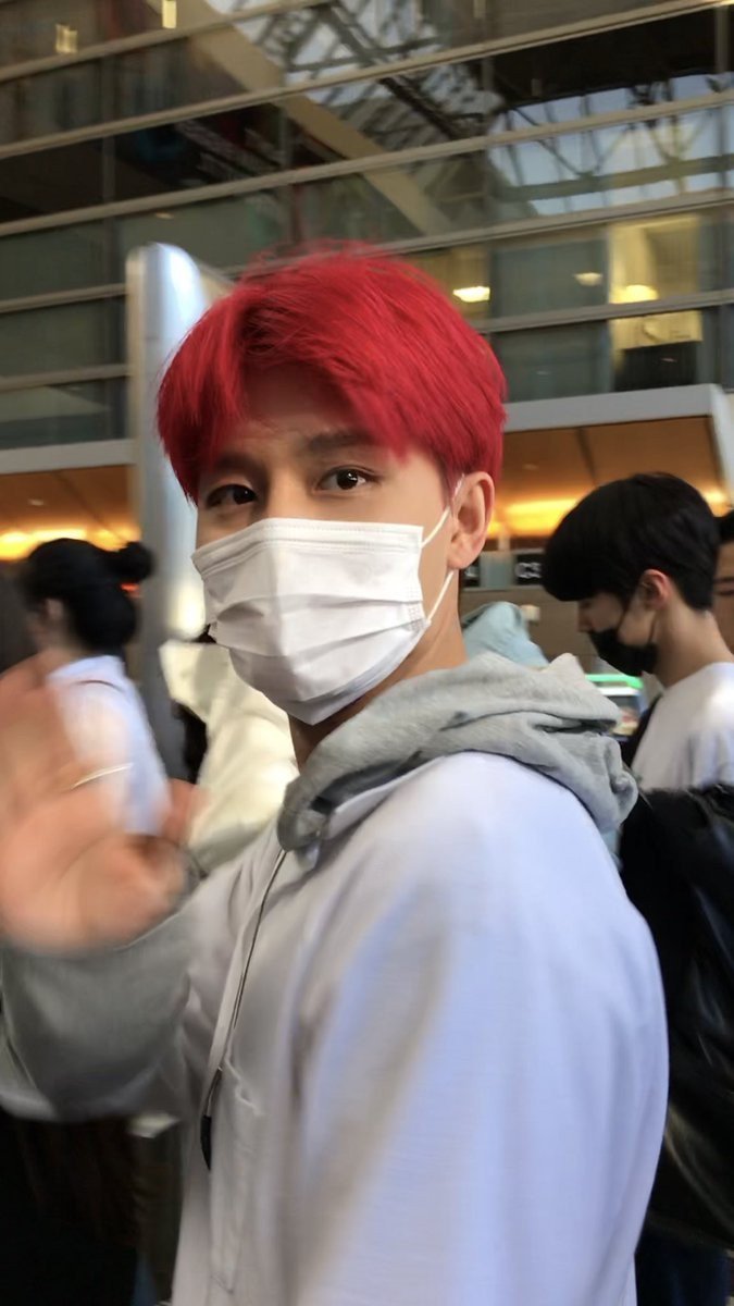 181010  #TAEIL at Los Angeles airport heading to Korea after attend American Music Award, Mickey Mouse 90th Annieversary, Jimmy Kimel, Apple Music Show and any other scheds in America!  #태일  #NCT  #엔시티