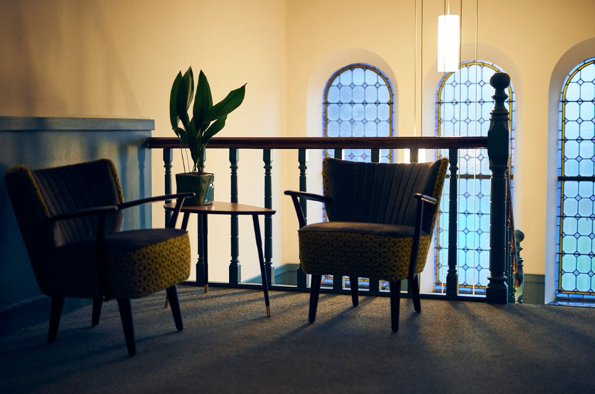 In een klooster in Vorden is sinds kort iets bijzonders gaande. Op intensieve wijze worden er mensen met #PTSS geholpen. De nieuwe kliniek heet #TraumaCentrumNederland  Een interview met oprichter Sophie Bouwman: bit.ly/2ToOrCX #ptsd #trauma #ggz