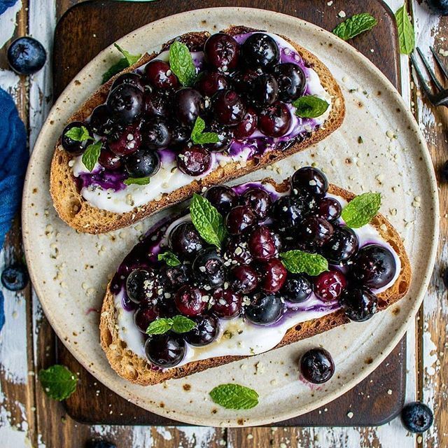 es_coolinaria's tweet image. Sourdough Toasts with Creamy Coconut Yogurt, Stewed Blueberries &amp;amp; Fresh Mint Leaves ⭐️📸 @happyskinkitchen ⭐️ #breakfast #toast #coconutyogurt #blueberries #mint #fridaytoast #sourdough #healthyfood #food #foodlover #foodporn #foodie #foodielife #foodpics #foodphotography #de…