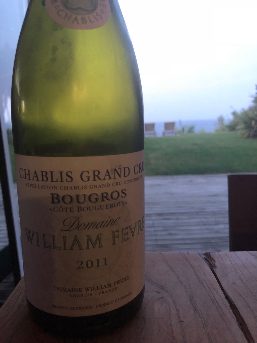 First bottle of a mini Waiheke break. Pineapple skin, sea shell and marzipan in a broad yet intense wrapper. A wine at the peak of its powers!