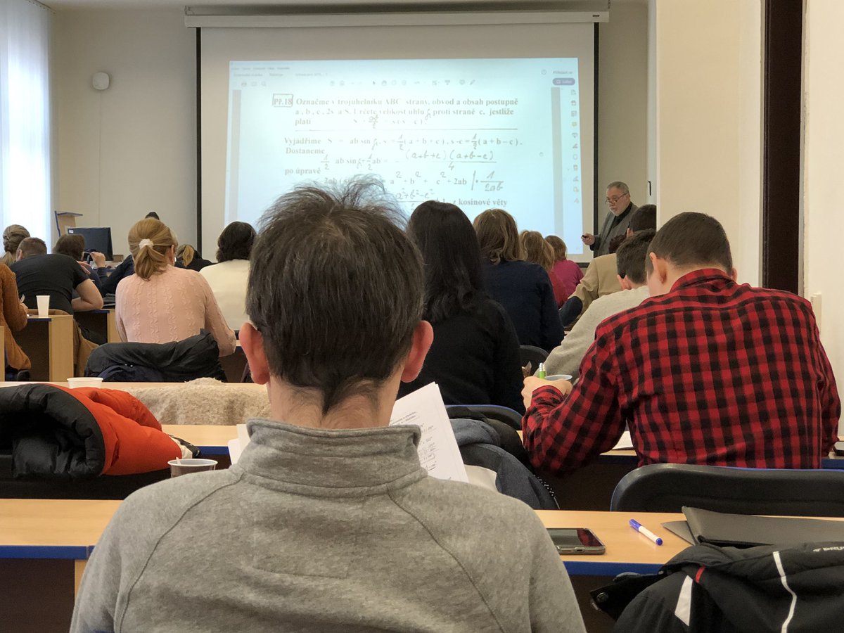 Prf_Ostravska's tweet image. Učitelé matematiky dnes (1.2.) zasedli do lavic. 👨‍🏫Katedra matematiky Přírodovědecké fakulty OU  pro ně připravila speciální seminář, při kterém mohli “ochutnat” koktejl příkladů 🍹z pera českého matematika a autora učebnic RNDr. Josefa Kubáta. #faktscience #ostrava #futureofmath