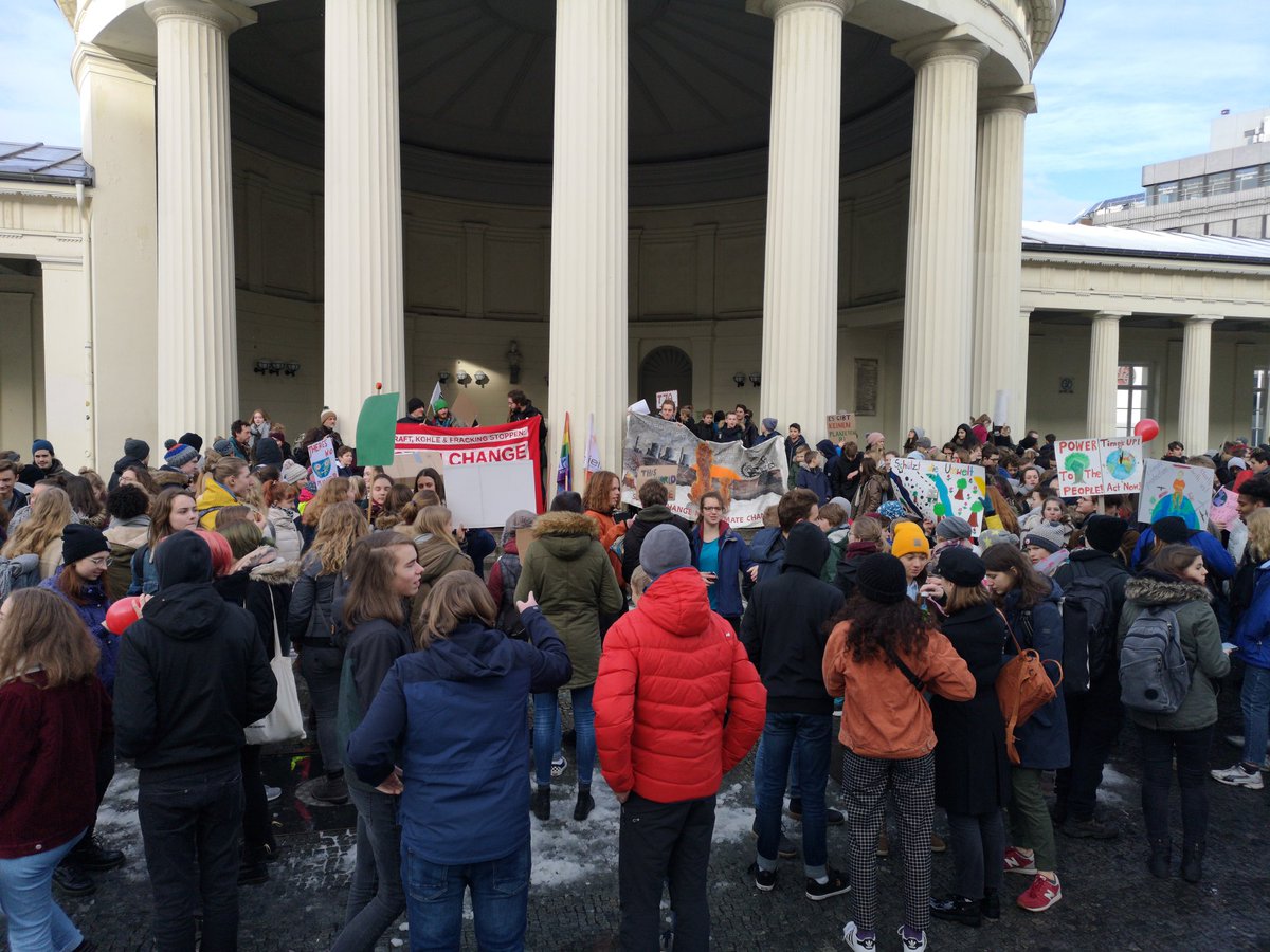 FutureFridaysAC's tweet image. Wir sind viele in #Aachen beim #FridaysForFuture und es werden immer mehr! Wir lieben euch, genau so wie wir das Klima lieben❤️