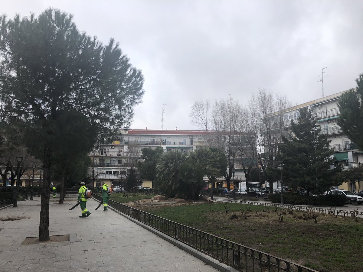 Hoy tenemos operación especial de limpieza y mejora del Centro (la primera de tres fases). Gracias a todos los trabajadores de Esmasa, Parques y Jardines, Mantenimiento y otros departamentos que están actuando. Fotos: Plaza del Sol.