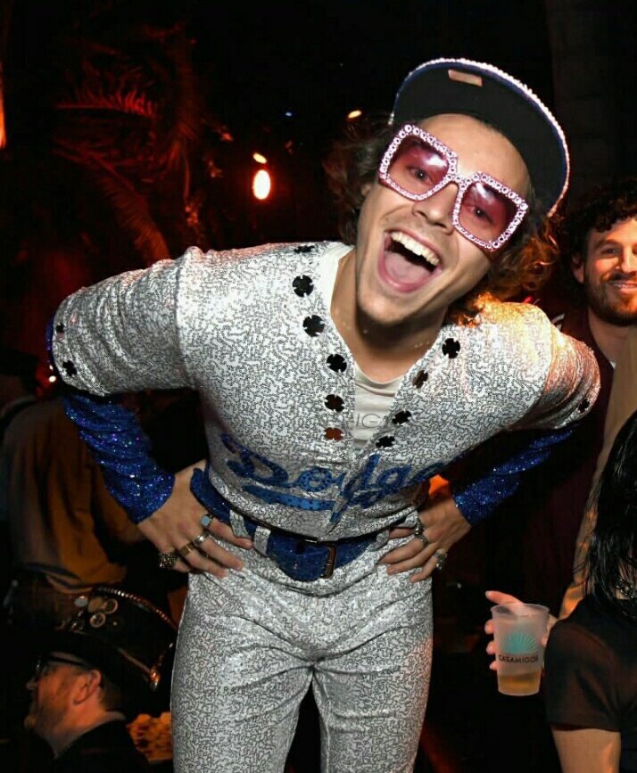 OneD_Lou's tweet photo. 25 anos e continua sendo um bebê 
#HappyBirthdayHarryStyles https://t.co/FLIiHuiXms