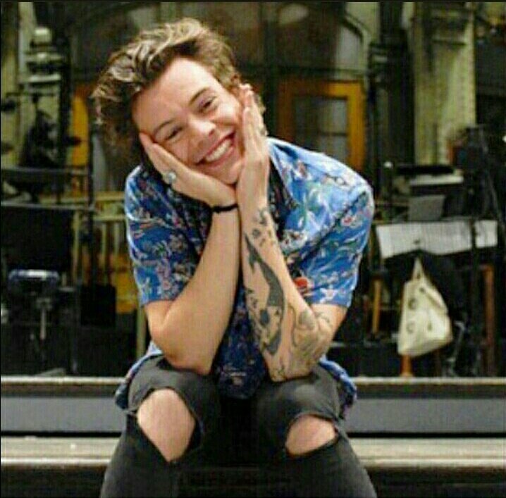 OneD_Lou's tweet photo. 25 anos e continua sendo um bebê 
#HappyBirthdayHarryStyles https://t.co/FLIiHuiXms